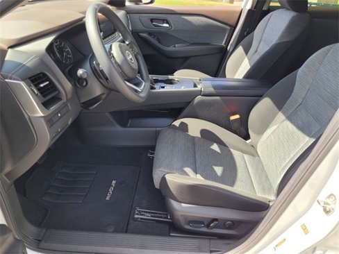 Used 2023 Nissan Rogue SV image 5