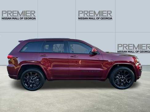Used 2017 Jeep Grand Cherokee Altitude image 4