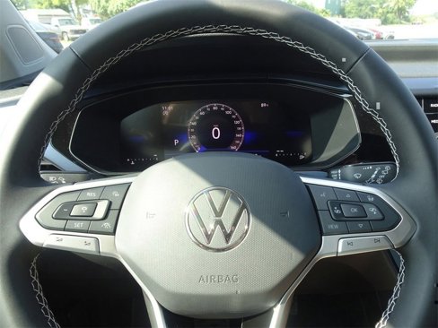 Certified 2024 Volkswagen Taos SE image 18