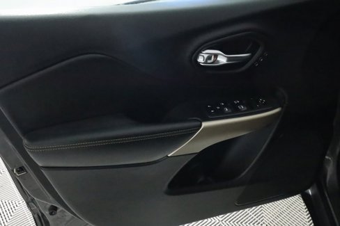 Used 2018 Jeep Cherokee Limited w/ Technology Group image 15