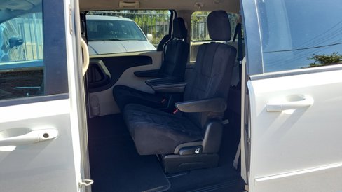 Used 2017 Dodge Grand Caravan SE w/ UConnect Hands-Free Group image 24