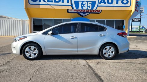 Used 2017 Kia Forte LX image 2