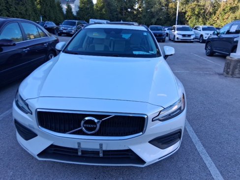 Used 2020 Volvo V60 T5 Momentum image 2