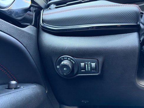 Used 2023 Jeep Compass Trailhawk image 4