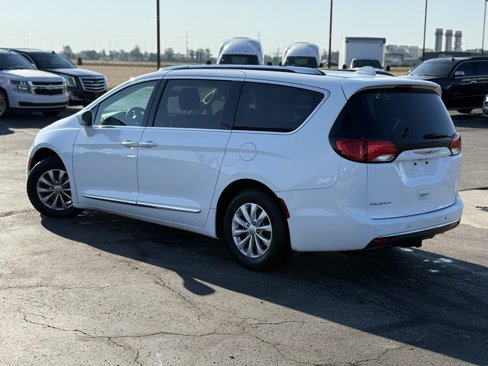 Used 2018 Chrysler Pacifica Touring-L image 3