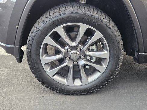 Used 2017 Jeep Grand Cherokee Overland image 41