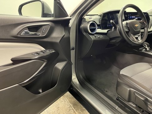 Used 2024 Chevrolet Trax LT w/ LT Convenience Package image 16