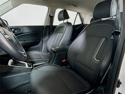 Used 2022 Hyundai Venue Limited image 11