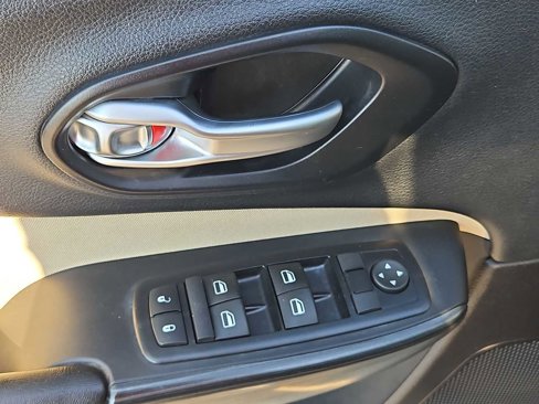 Used 2016 Jeep Cherokee Sport image 20