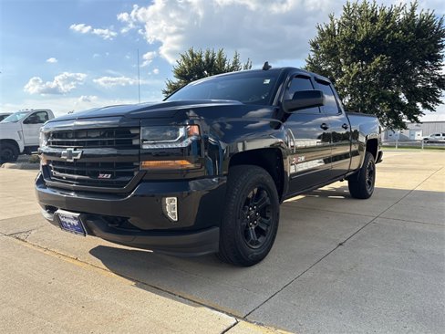 Used 2017 Chevrolet Silverado 1500 LT w/ Midnight Edition image 8