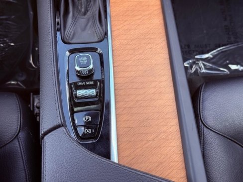Certified 2021 Volvo XC90 T6 Momentum w/ Climate Package image 21