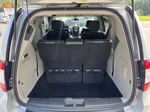 Used 2011 Chrysler Town & Country Limited image 13
