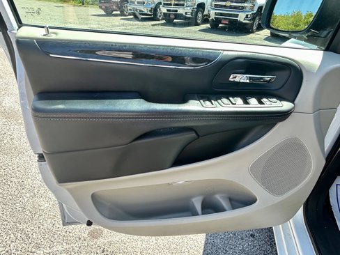 Used 2016 Chrysler Town & Country Touring image 12