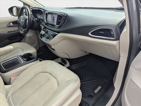 Used 2021 Chrysler Pacifica Touring-L image 19