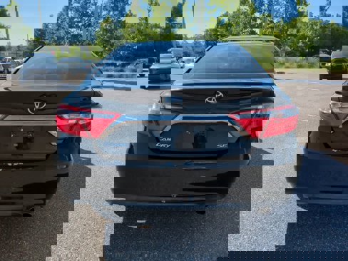 Used 2016 Toyota Camry SE image 5