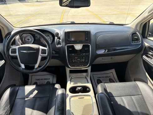 Used 2016 Chrysler Town & Country Touring-L image 38