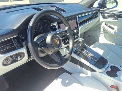Certified 2024 Porsche Macan Turbo image 4