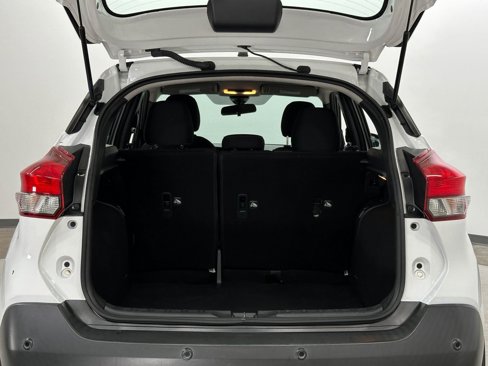 Used 2020 Nissan Kicks S image 19