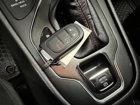 Used 2022 Jeep Cherokee Trailhawk image 20