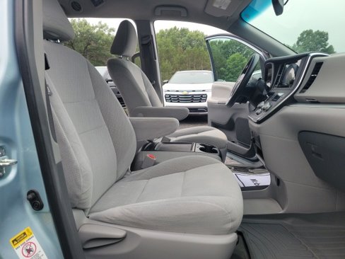 Used 2015 Toyota Sienna LE image 15