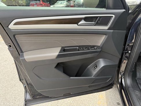 Used 2021 Volkswagen Atlas SE image 12