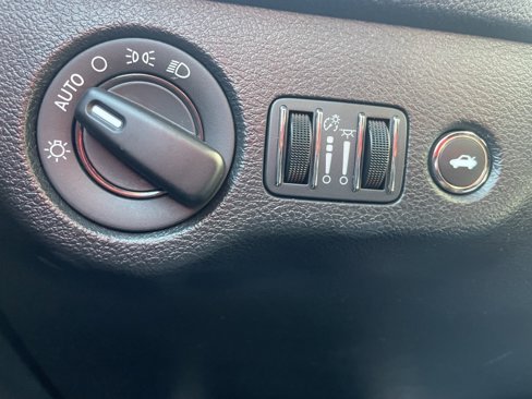 Used 2022 Dodge Challenger SXT image 22