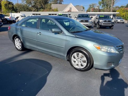 Used 2010 Toyota Camry LE image 1