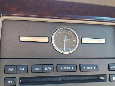 Used 2006 Lincoln Town Car Signature image 16