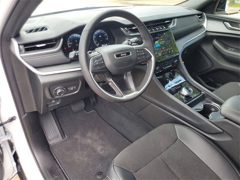 New 2025 Jeep Grand Cherokee Altitude image 17