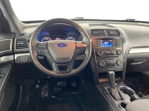 Used 2017 Ford Explorer XLT image 18