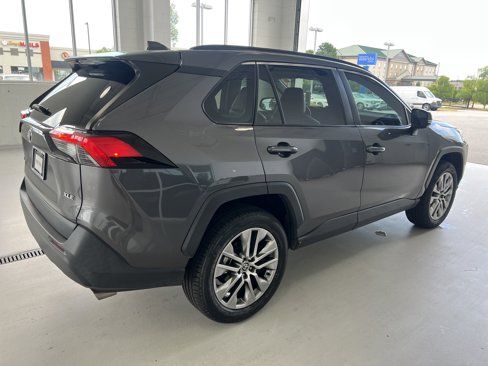 Used 2022 Toyota RAV4 XLE Premium image 9