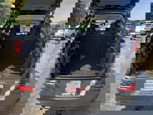 Used 2016 Jeep Cherokee Latitude w/ Cold Weather Group image 7