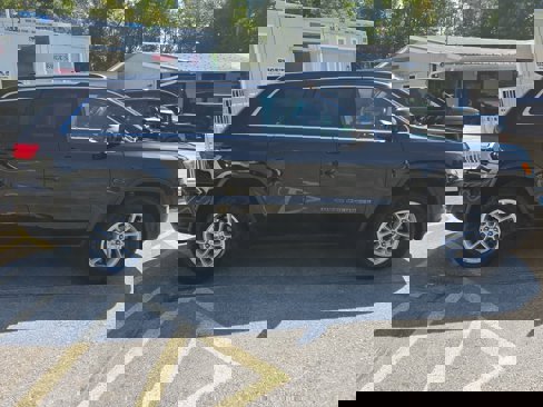 Used 2019 Jeep Grand Cherokee Laredo image 3