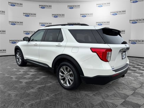 Used 2022 Ford Explorer XLT w/ Equipment Group 202A image 3