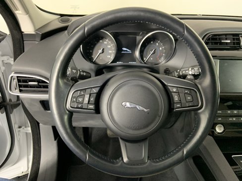 Used 2017 Jaguar F-PACE Premium image 9