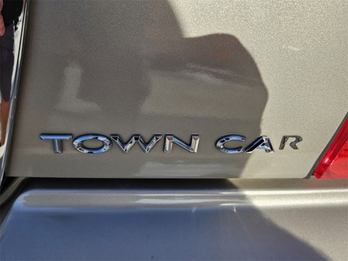 Used 2008 Lincoln Town Car Signature Limited image 13