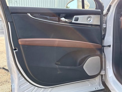 Used 2022 Lincoln Nautilus Reserve w/ Equipment Group 202A image 17