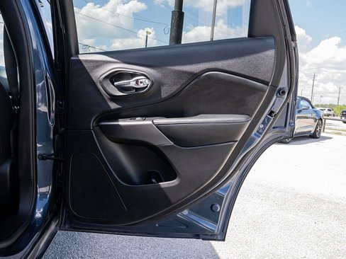 Used 2019 Jeep Cherokee Latitude w/ Popular Appearance Group image 15