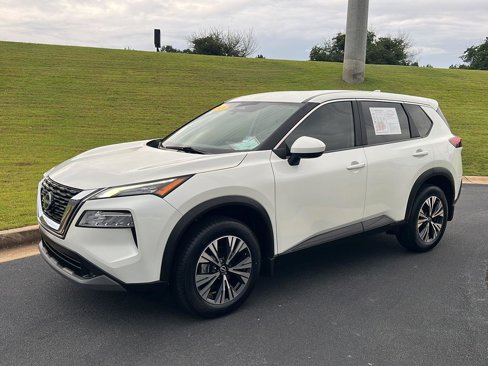 Used 2023 Nissan Rogue SV image 2