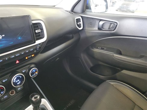 Used 2022 Hyundai Venue Limited image 18