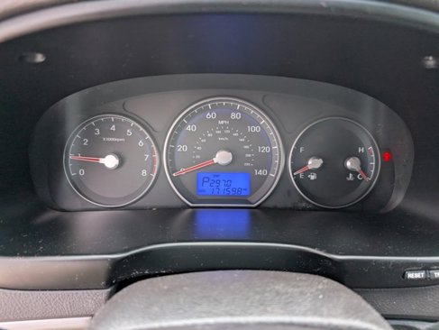 Used 2011 Hyundai Santa Fe SE image 7