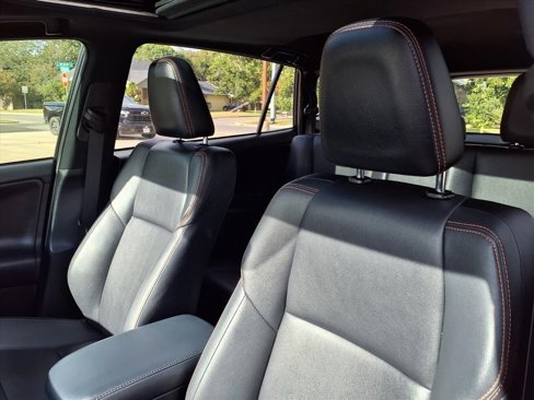 Used 2018 Toyota RAV4 SE image 16