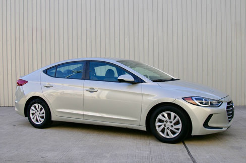 Used 2017 Hyundai Elantra SE image 1