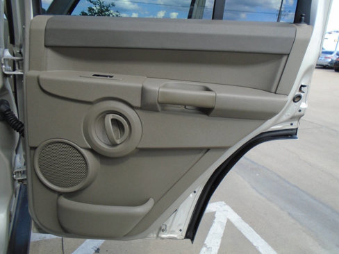 Used 2007 Jeep Commander Sport image 32