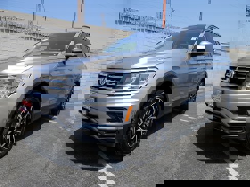 Used 2021 Volkswagen Tiguan SE w/ Panoramic Sunroof Package image 1