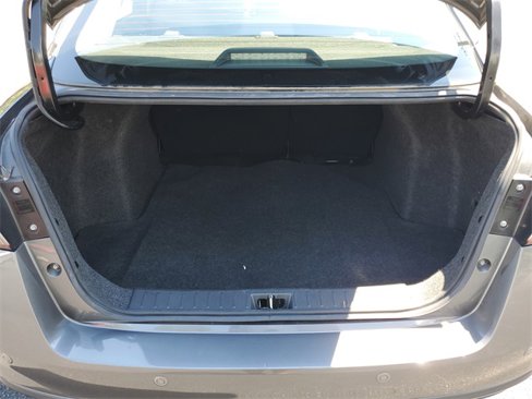 Used 2022 Nissan Versa SV image 8