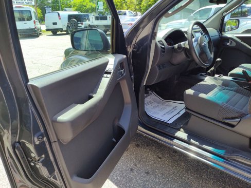 Used 2010 Nissan Frontier SE w/ SE Value Truck Pkg image 13