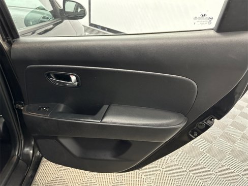 Used 2010 Hyundai Elantra SE image 16