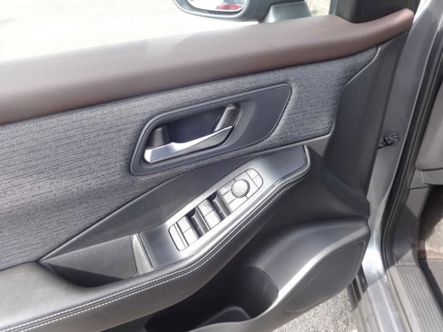 Used 2021 Nissan Rogue SV image 12