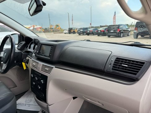 Used 2010 Volkswagen Routan SE image 13